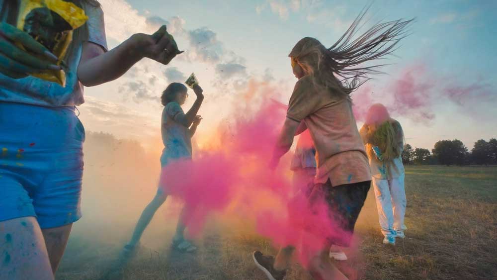 Borítsd színbe a világot! - Miért tesz jót a holi por a rendezvényeken?