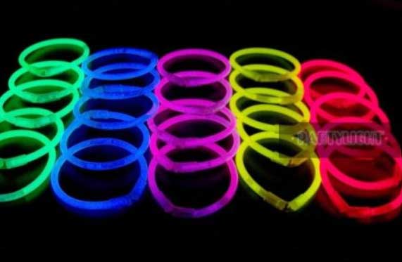 Mit keres a világító karkötő egy fashion show-n?